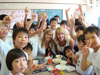 Photo Courtesy of Sharon Palmer|Sharon has lunch with Japanese students in Tokyo.